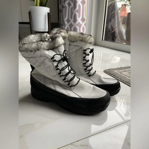 Snow Boots - Picture 1 of 2